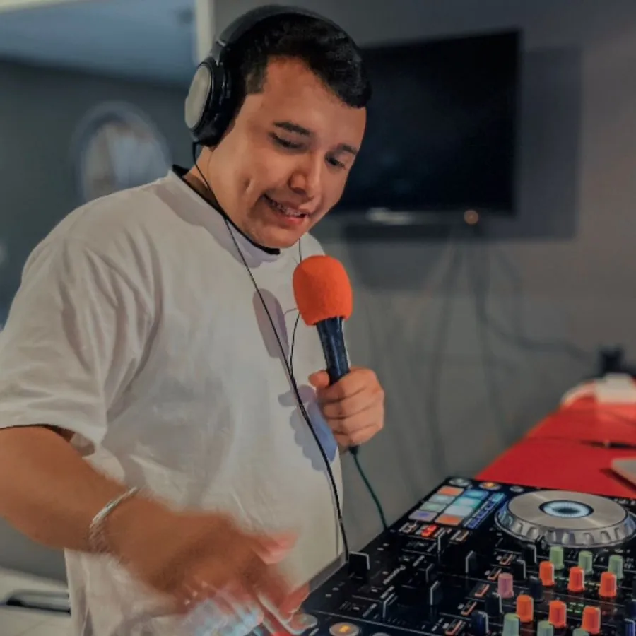 DJ Marcos de Radio W107