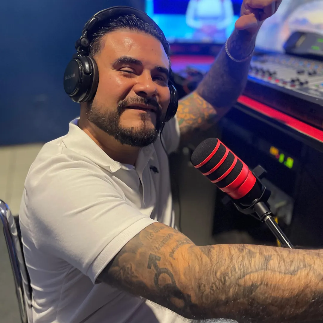 Héctor Estrada El Fénix, locutor